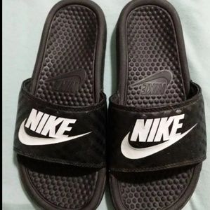 Nike benassi slides